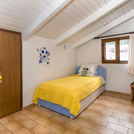 Nikos Attic With Large Terrace Apartment